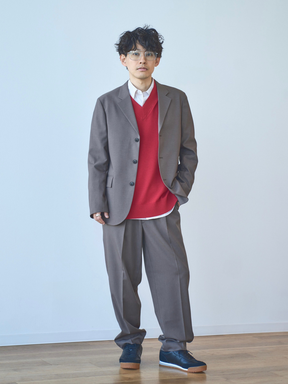 感動ジャケット、感動タックパンツ」の着用コーディネート