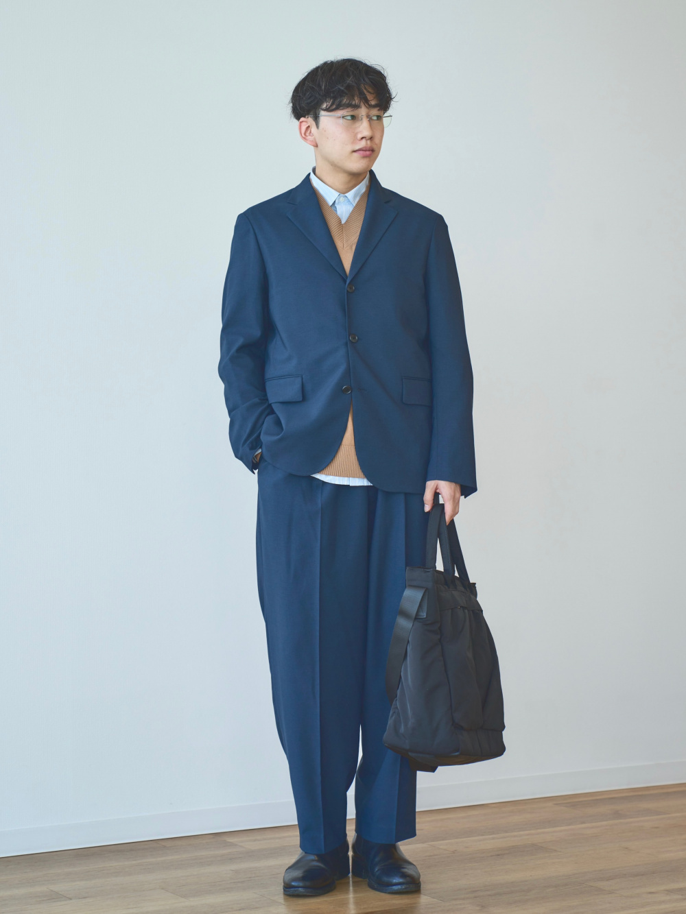 感動ジャケット、感動タックパンツ」の着用コーディネート