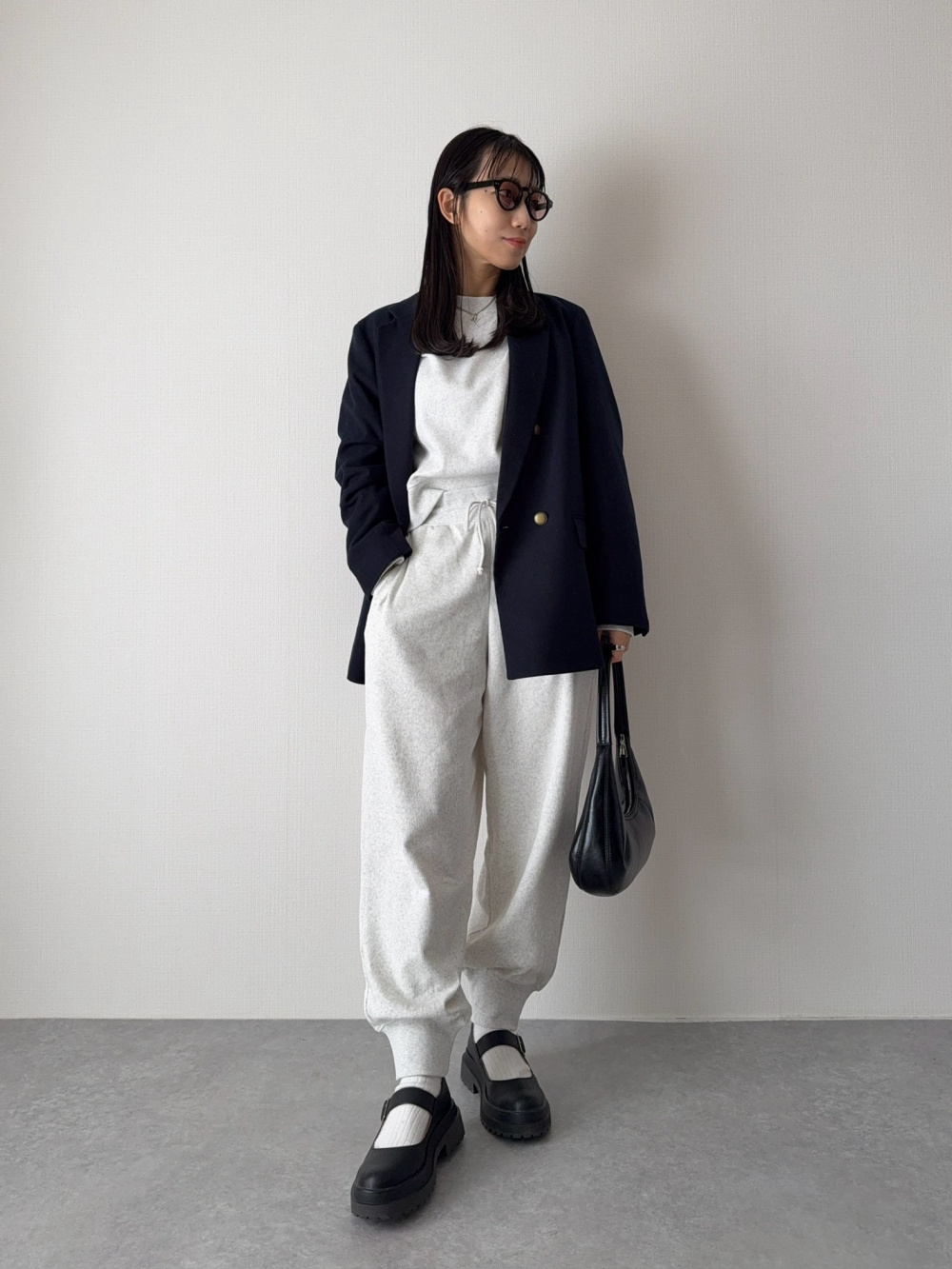 ダブルジャケット、シームレスクロップドブラキャミソール」の着用