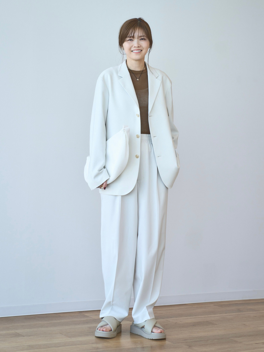 リラックスフーデッドセーター、感動ジャケット」の着用