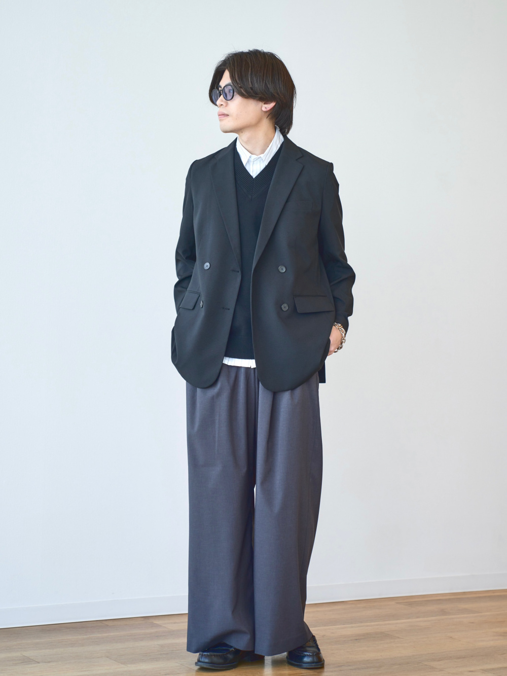 感動ジャケット、感動タックパンツ」の着用コーディネート