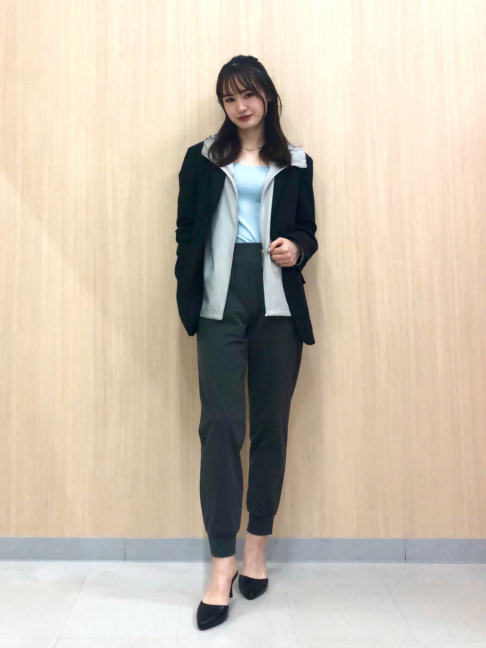 感動ジャケット、タックワイドパンツ/ストライプ」の着用