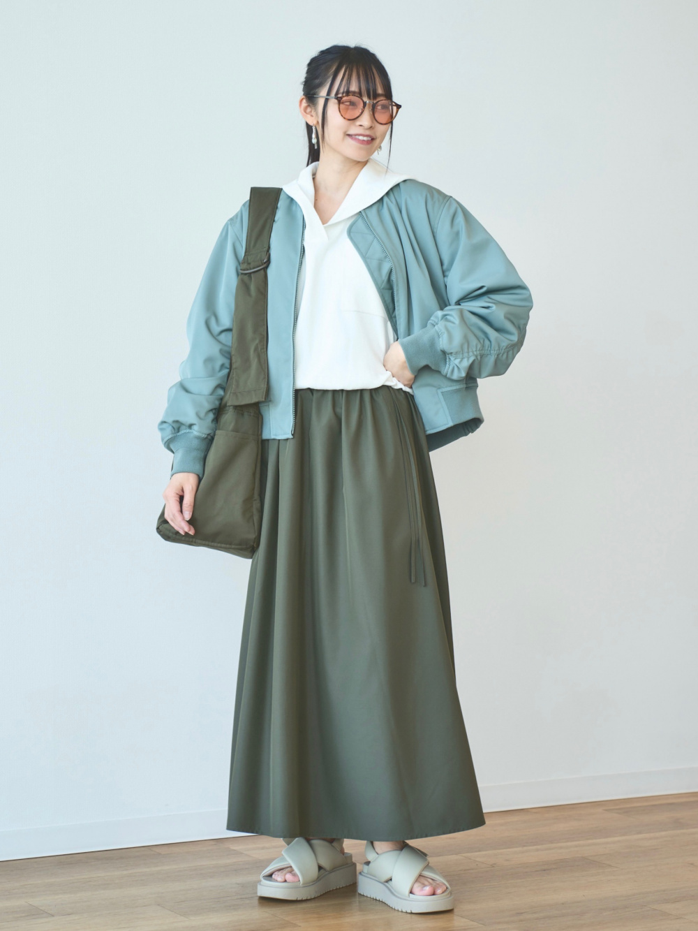 リラックスフーデッドセーター、ドレープワイドフレアジーンズ