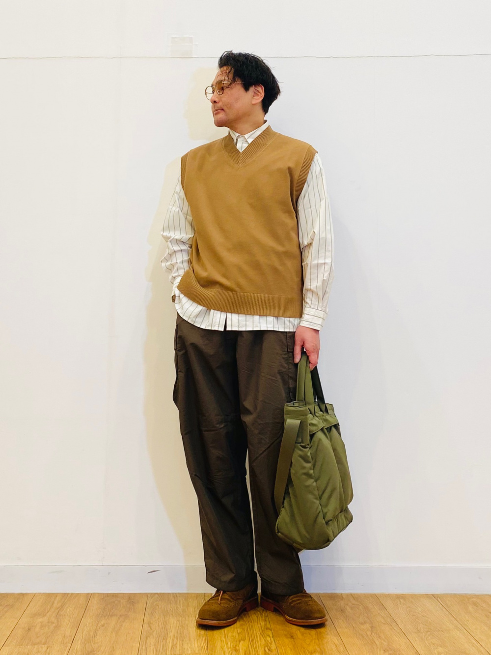 コットンショートブルゾン、ワイドフィットカーゴパンツ」の着用