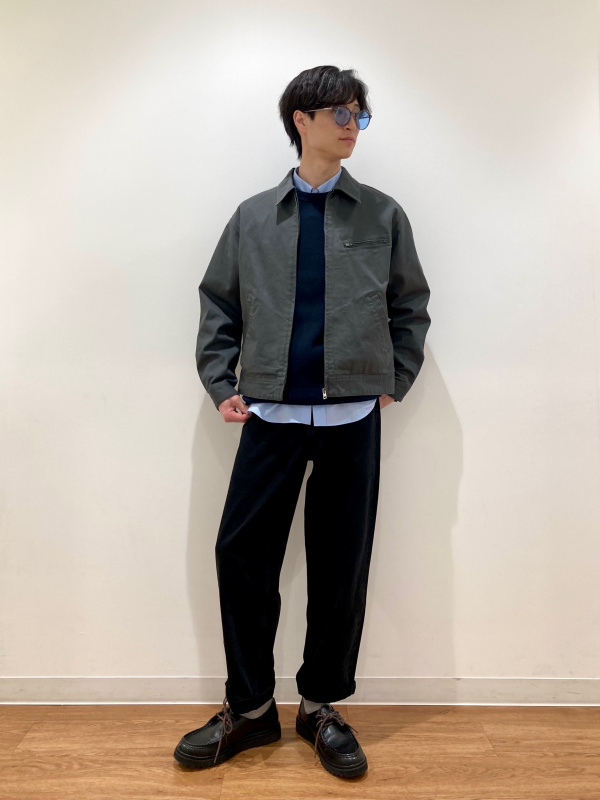 デニムジャケット、ワイドストレートジーンズ」の着用