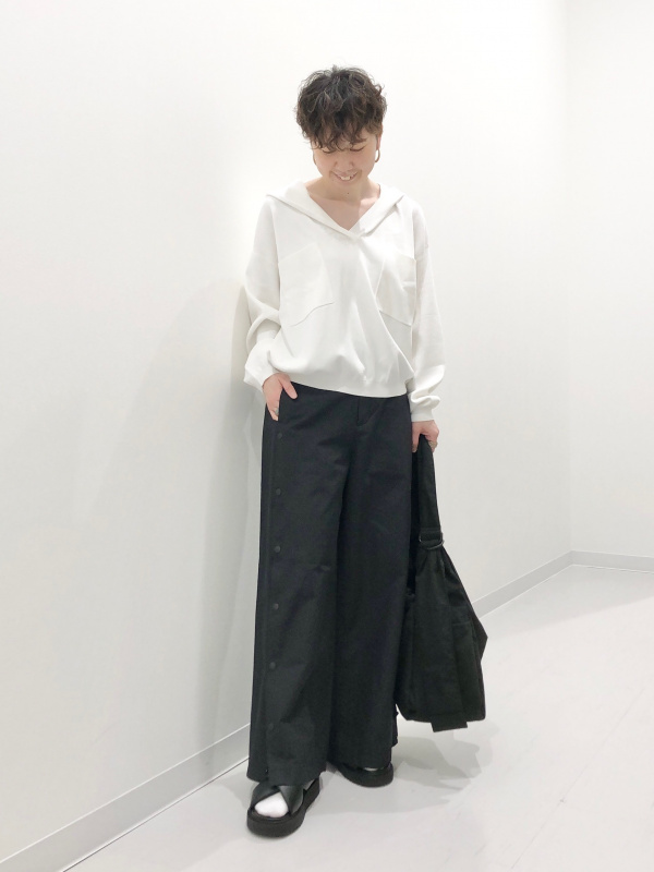 リラックスフーデッドセーター、サイドスナップパンツのコーディネート