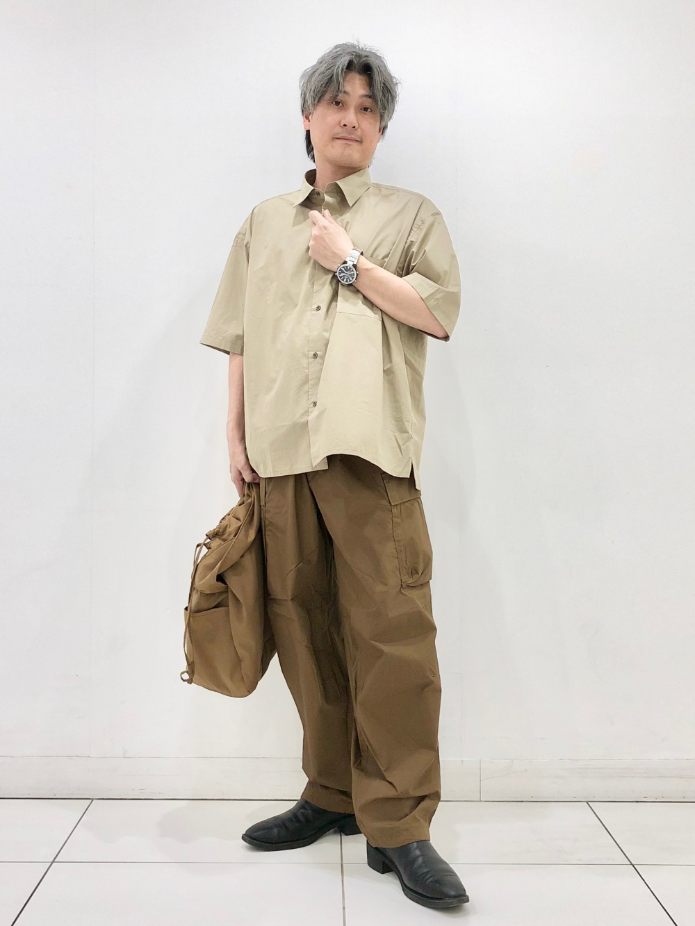 コットンショートブルゾン、ワイドフィットカーゴパンツ」の着用