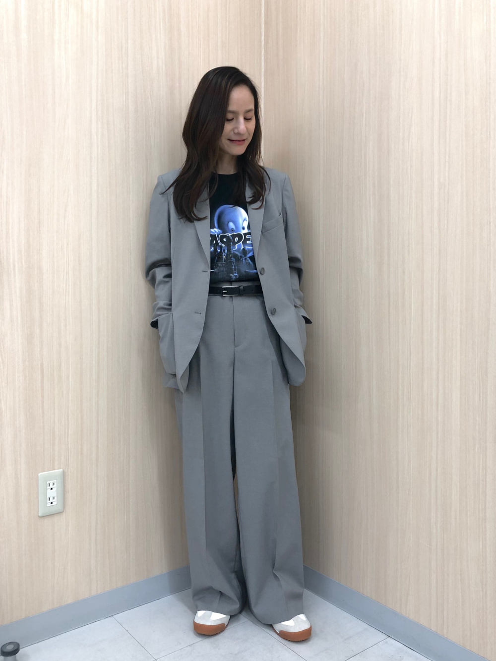 感動ジャケットリラックスフィット、感動ワイドパンツ」の着用