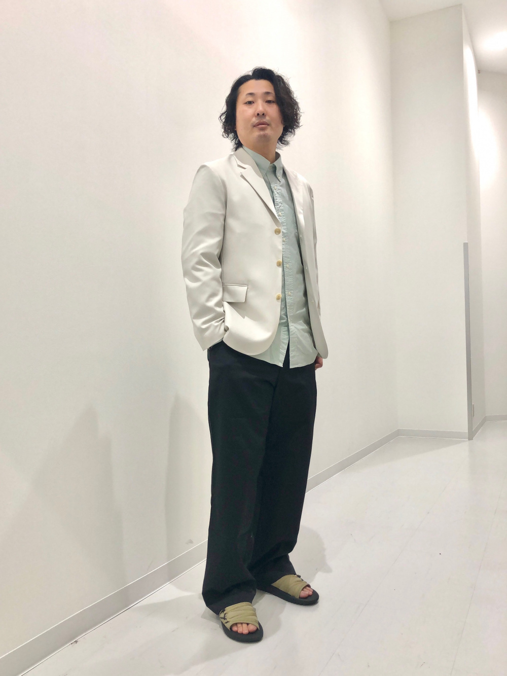 感動ジャケット、感動タックパンツ」の着用コーディネート