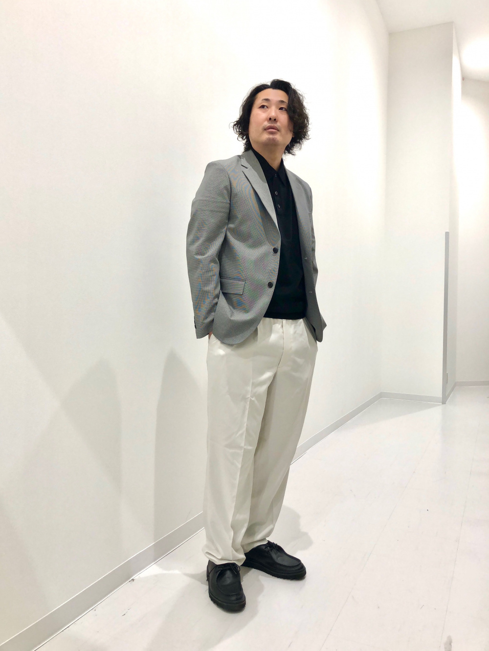 感動ジャケット、感動タックパンツ」の着用コーディネート