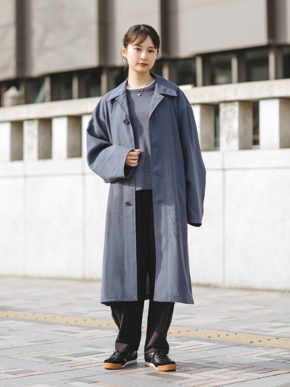 スーピマコットンT、オーバーサイズステンカラーコート」の着用