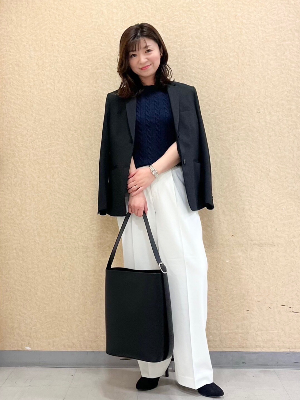 ケーブルクルーネックセーター、ワイドフィットチノ」の着用