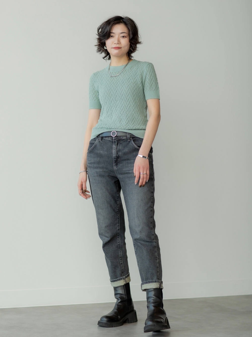 プレミアムラムハイネックセーター、スラウチジーンズ」の着用