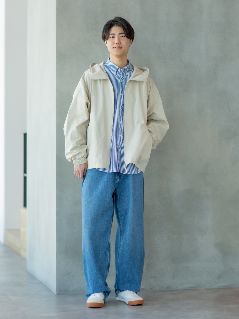 デニムジャケット、ワイドストレートジーンズ」の着用