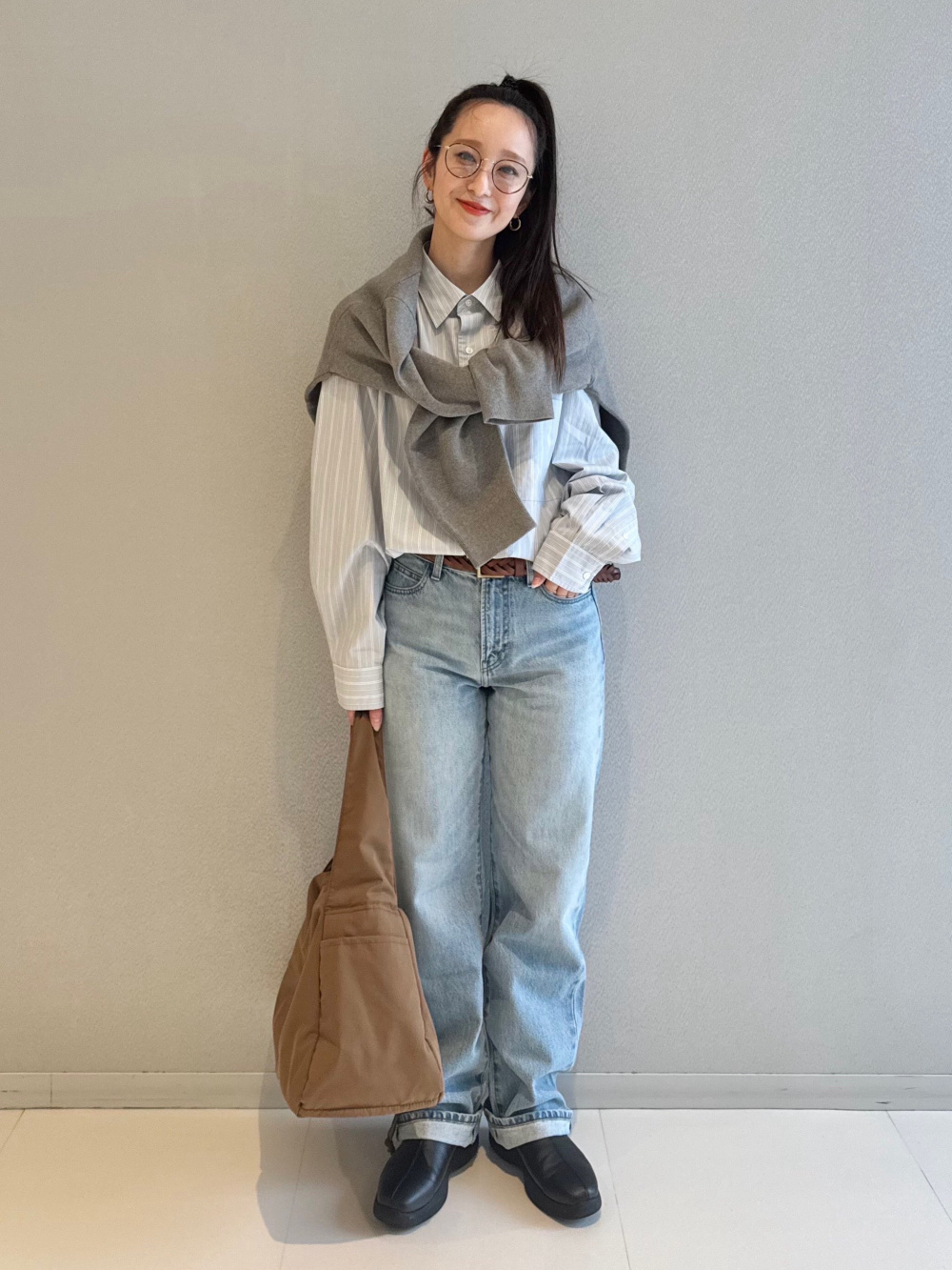 フーデッドプルオーバーシャツ、ワイドバルーンパンツ」の着用