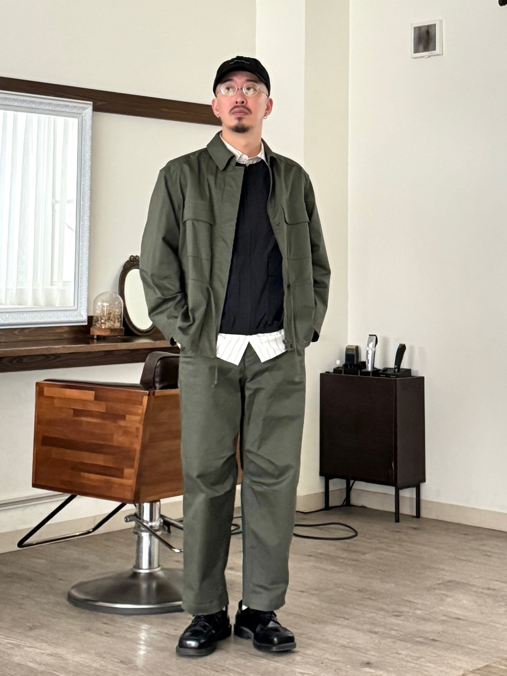 感動ジャケット、感動タックパンツ」の着用コーディネート
