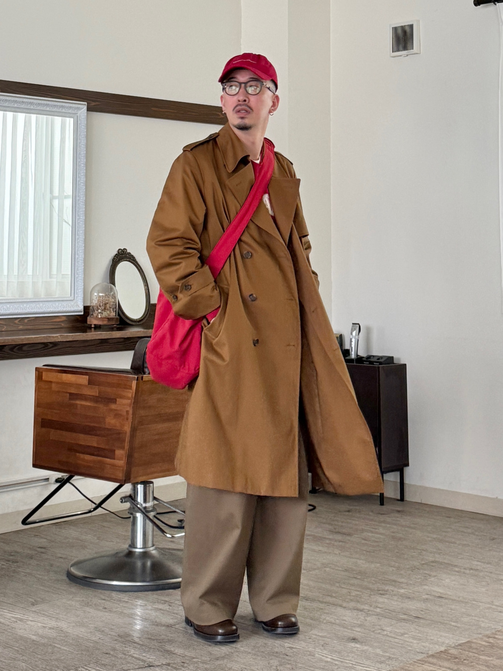 Angie　UNIQLO 定価12,900 ブラウン トレンチコート トレンチコート、ソフトパフィーショルダーバッグ」の着用