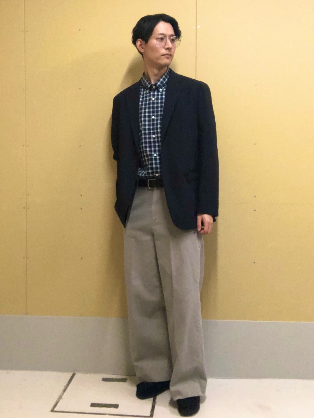ラムニットジャケット、ワイドトラウザージーンズ」の着用
