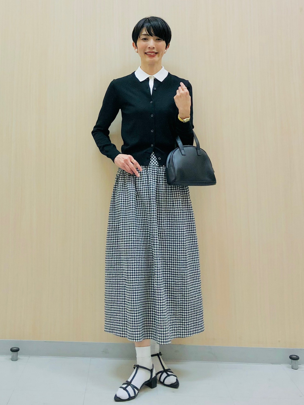 プリーツストラップワンピース、ポロセーター半袖」の着用