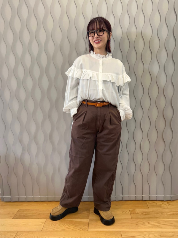ミラノリブシャツカーディガン、デニムタックパンツのコーディネート