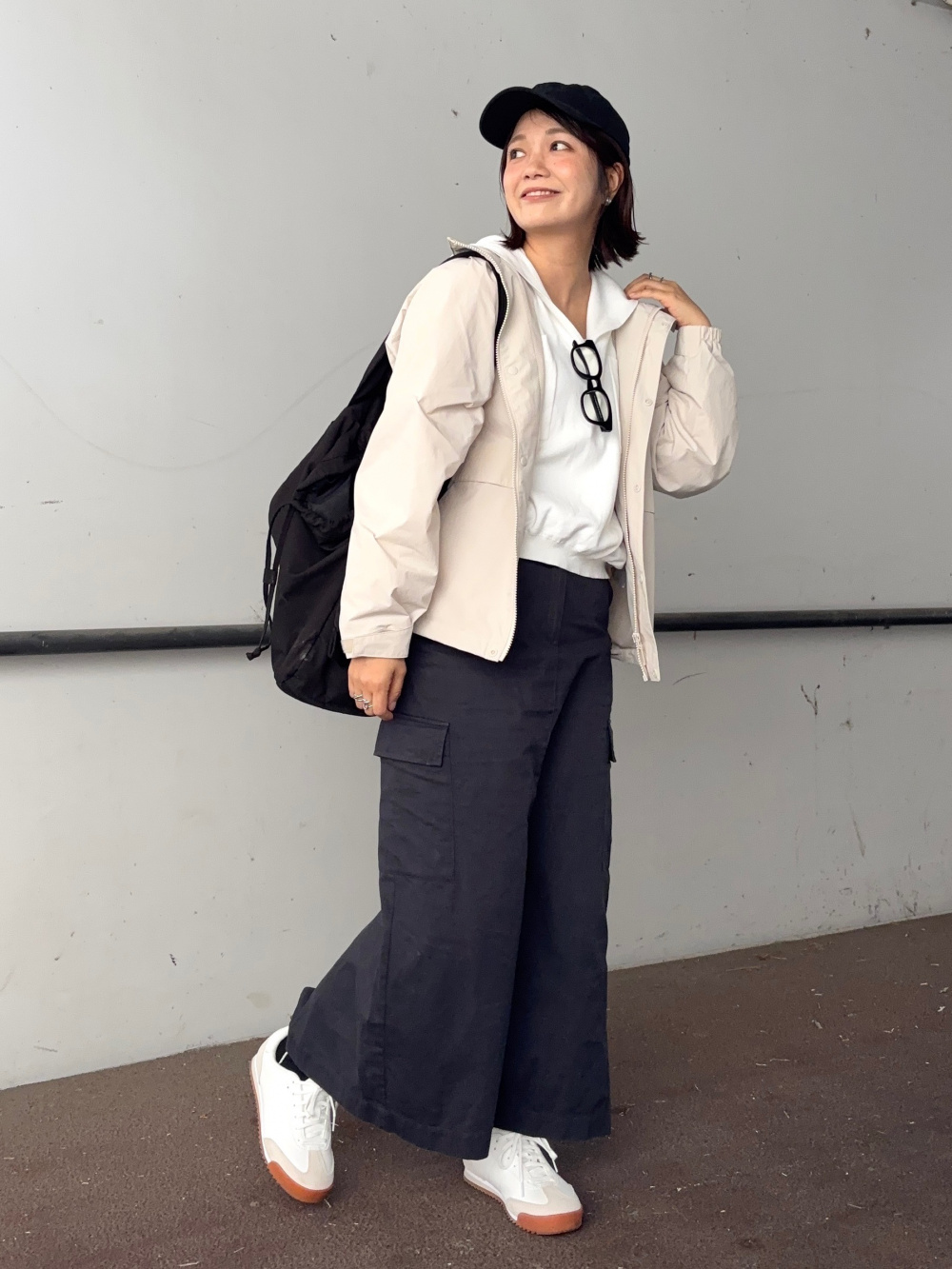 リラックスフーデッドセーター、感動ジャケット」の着用