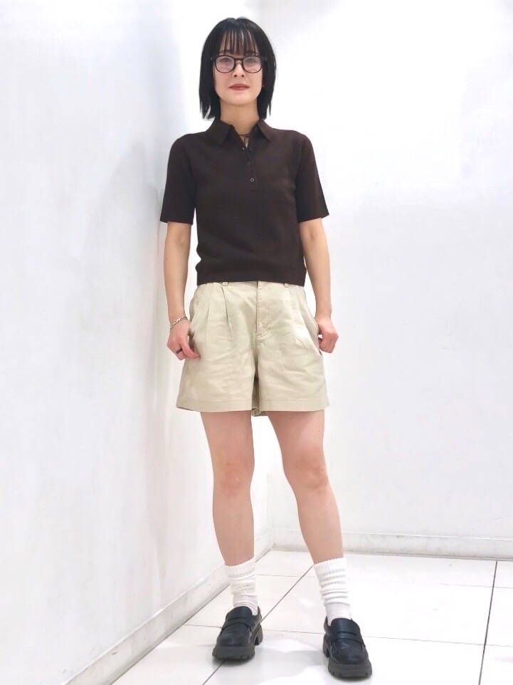 ポロセーター半袖、リネンコットンショートパンツ」の着用