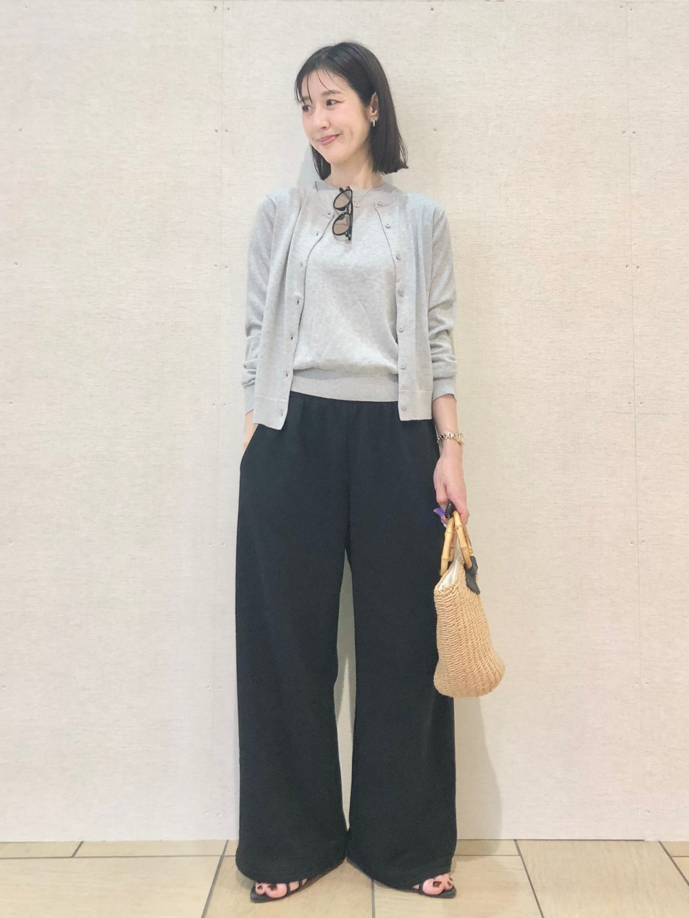 C6939 クルーネックカーディガン×パンツコーデ スウェットワイドパンツ、UVカットクルーネックカーディガン」の着用