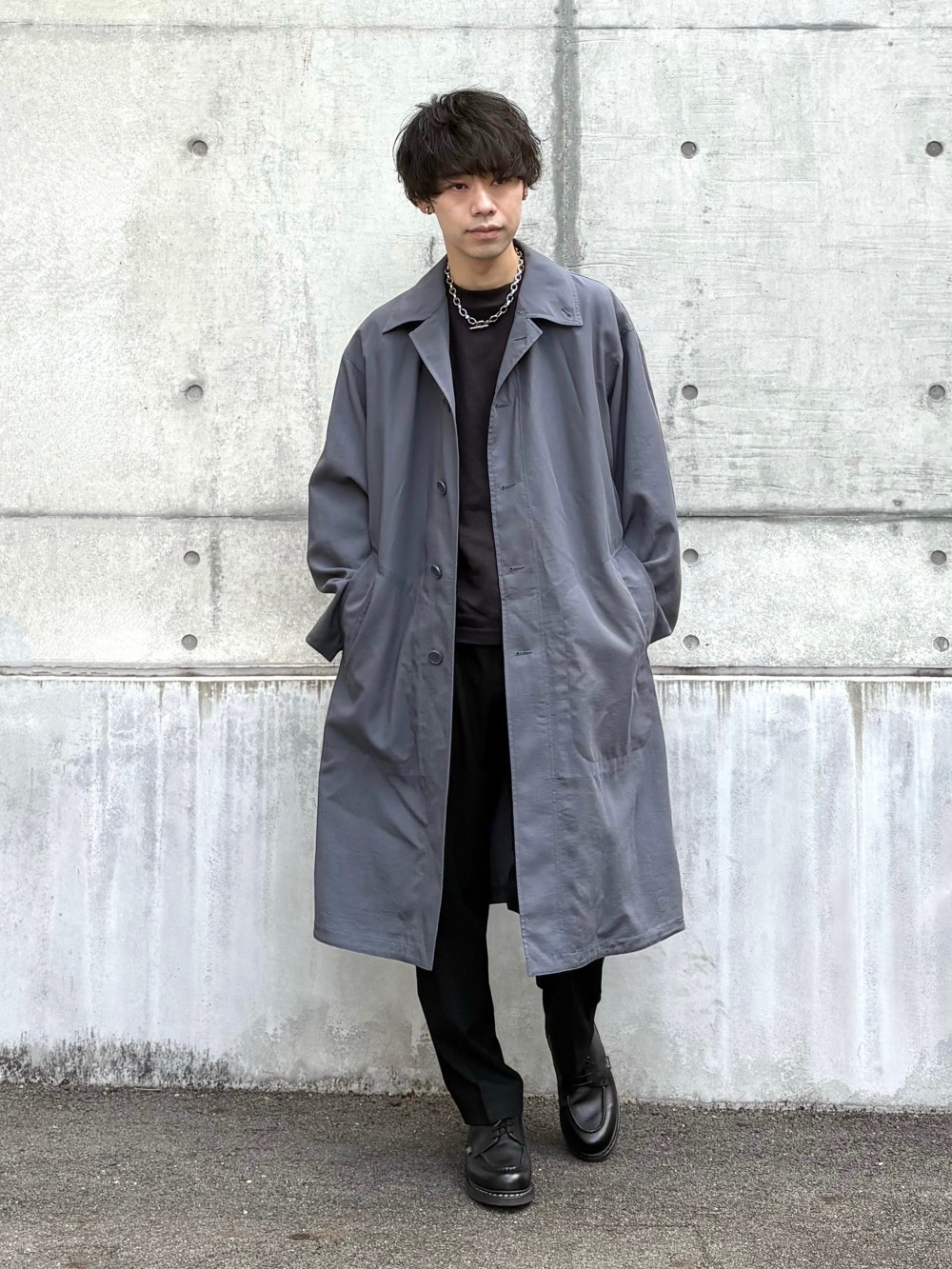【新品】UNIQLO U オーバーサイズステンカラーコート グレー S 大人のユニクロ】「ユニクロ ユー」試着ルポ。秋冬最新作の「黒」を