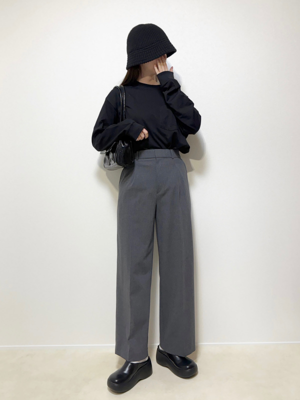 タックワイドストレートパンツのコーディネート・着用イメージ