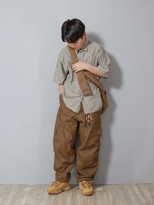 ワイドフィットカーゴパンツのコーディネート・着用イメージ｜ユニクロ公式