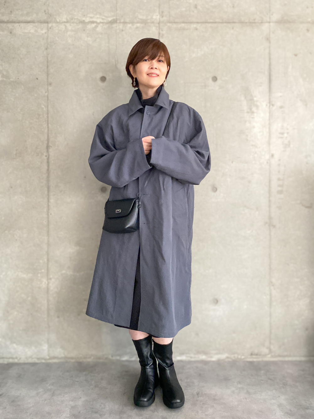 スーピマコットンT、オーバーサイズステンカラーコート」の着用