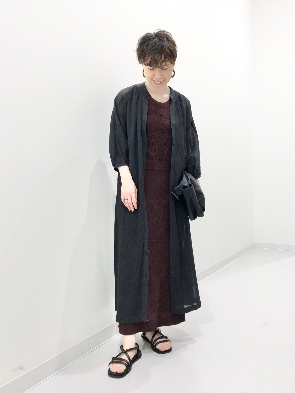 クロシェカーディガン、クロシェロングスカート」の着用