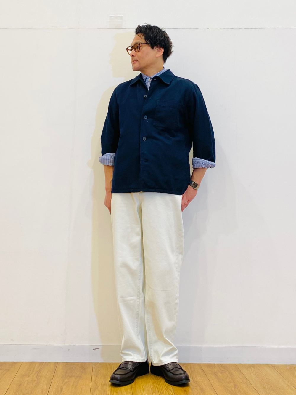 デニムジャケット、ワイドストレートジーンズ」の着用