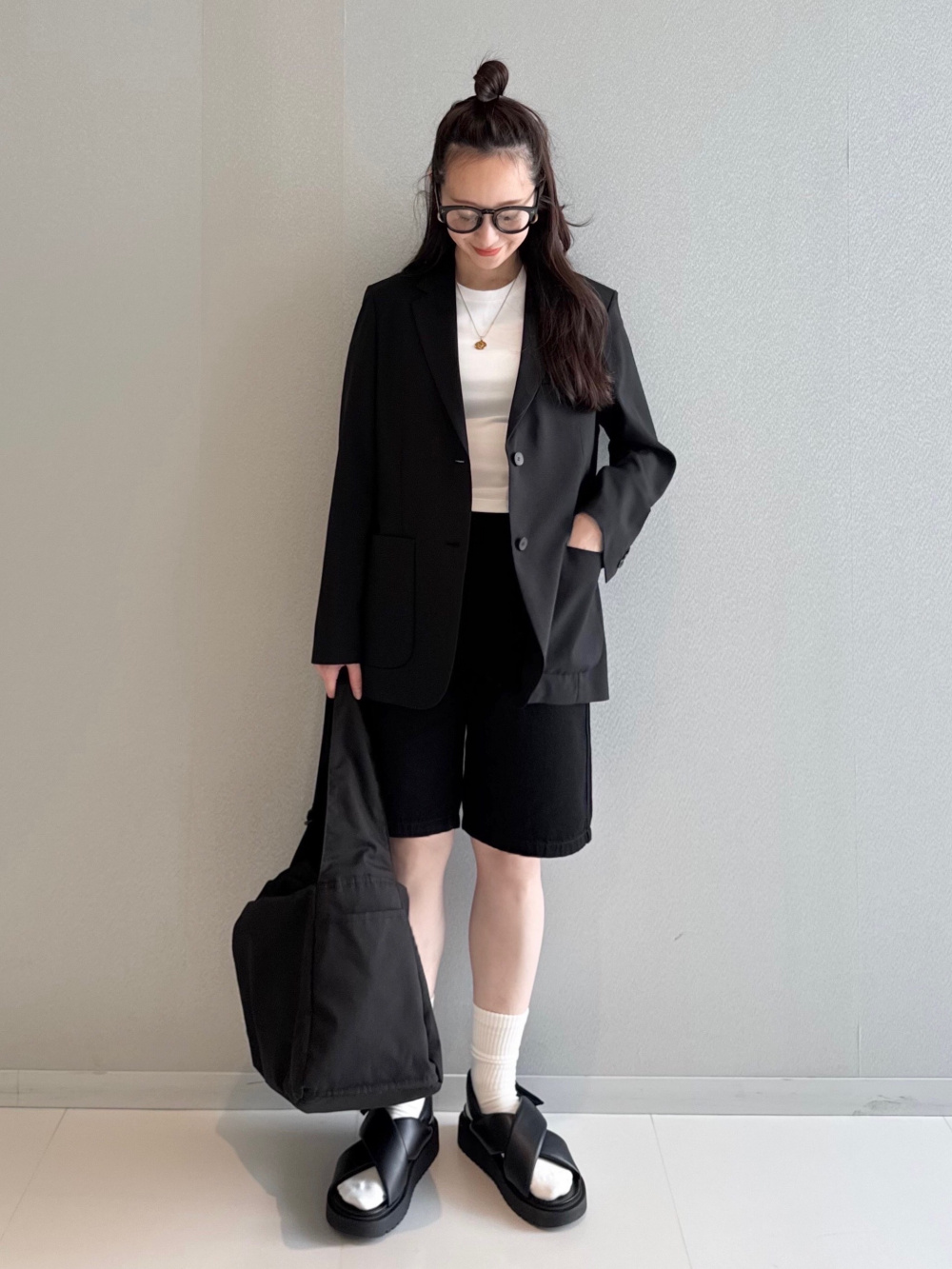 フーデッドプルオーバーシャツ、ワイドバルーンパンツ」の着用