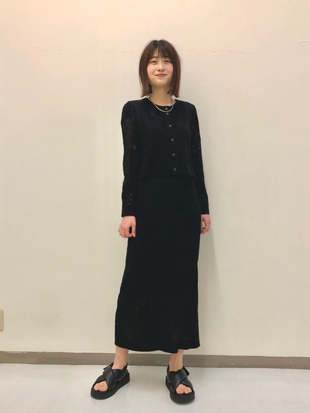 クロシェカーディガン、クロシェロングスカート」の着用