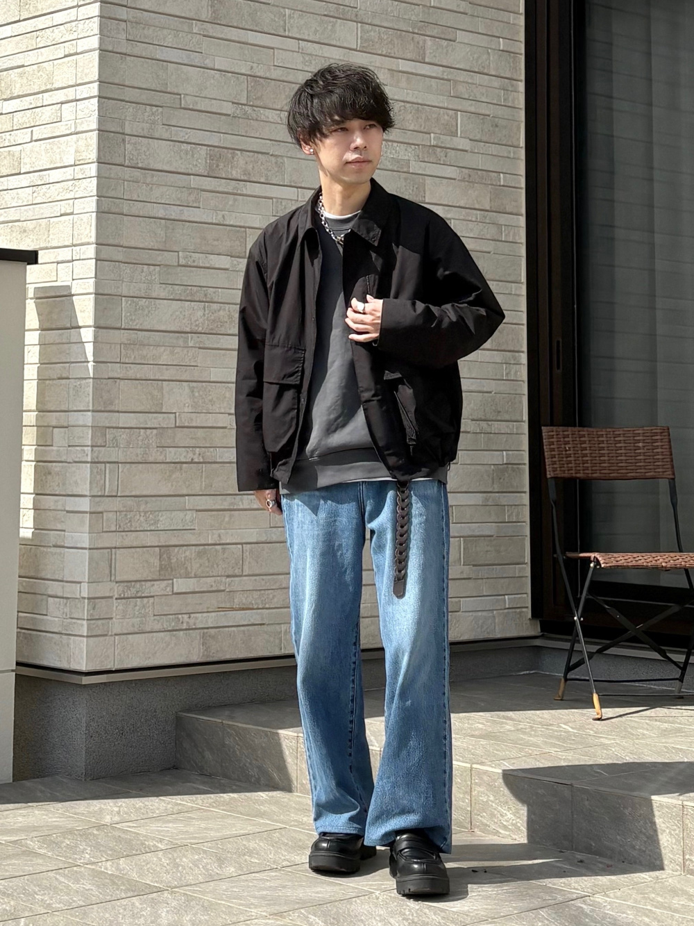 コットンショートブルゾン、ワイドフィットカーゴパンツ」の着用