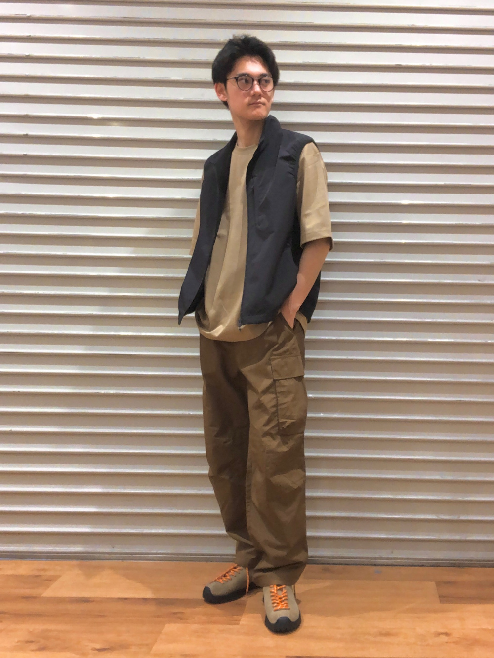 コットンショートブルゾン、ワイドフィットカーゴパンツ」の着用
