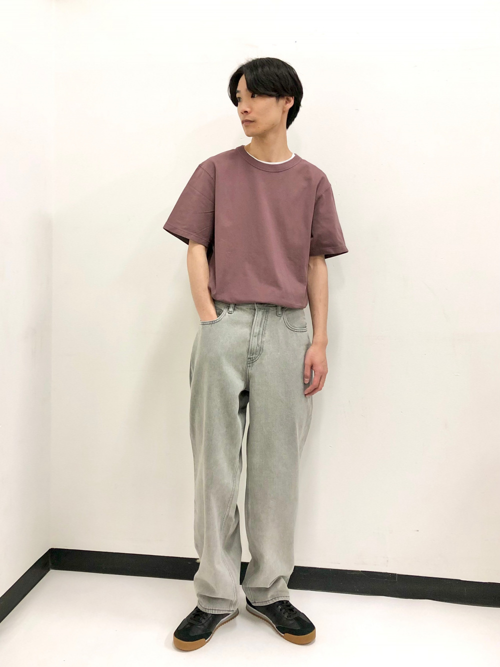 デニムジャケット、ワイドストレートジーンズ」の着用