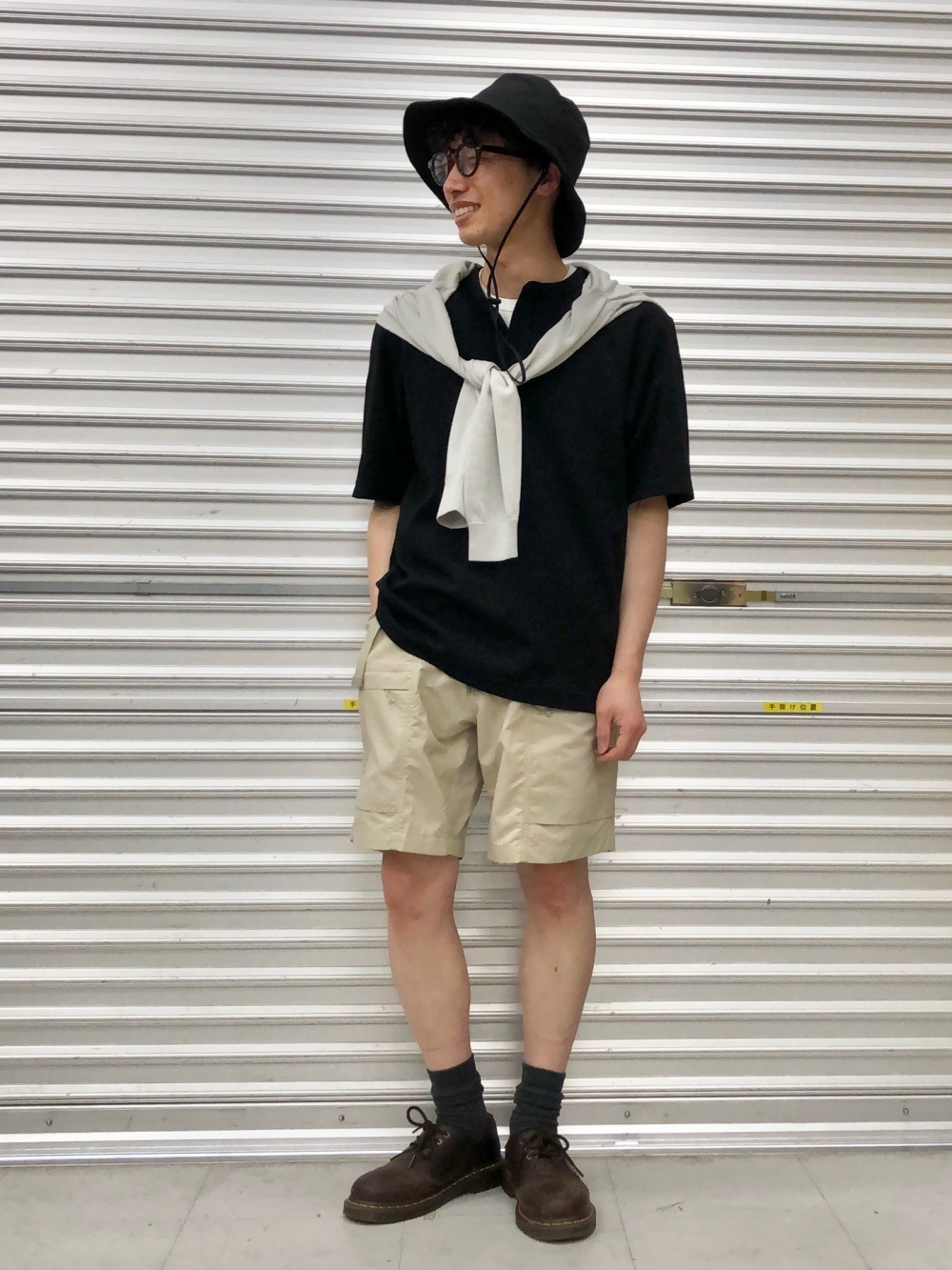 ワッフルヘンリーネックTシャツ、パラシュートカーゴショーツ