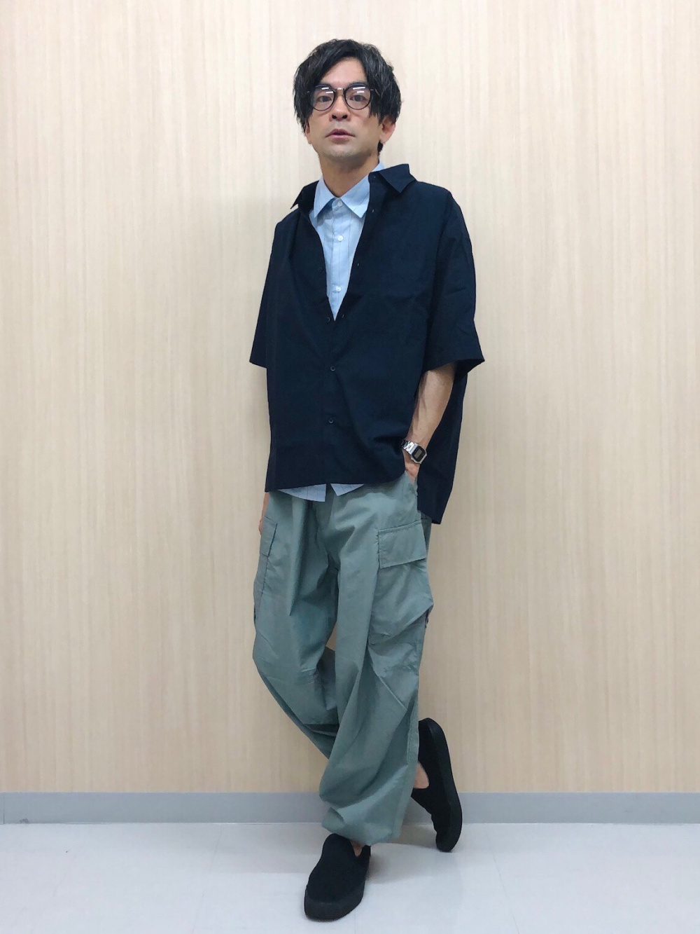 コットンショートブルゾン、ワイドフィットカーゴパンツ」の着用