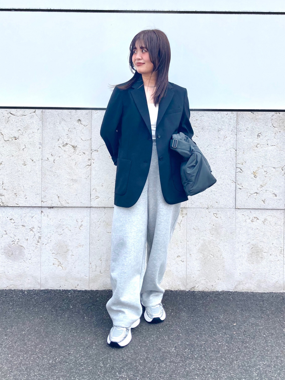 スウェットワイドパンツ、感動ジャケットリラックスフィット」の着用