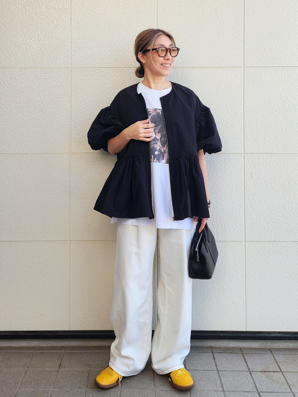 ジャージーリラックスジャケット、ドレープデニムタックパンツ」の着用