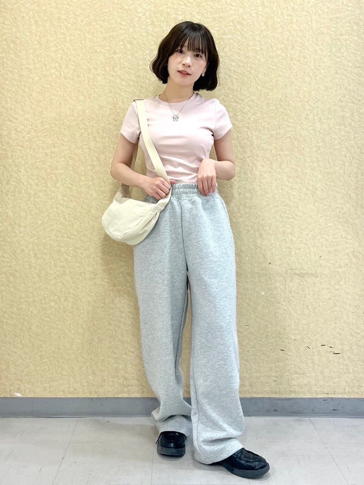 テート美術館 UT、コットンブレンドストレートパンツ」の着用