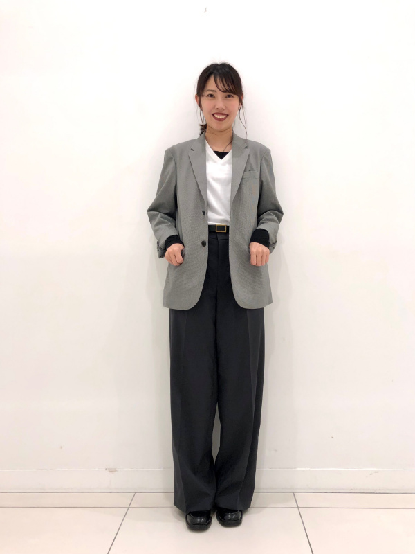 感動ジャケットリラックスフィット、レーヨンブラウスのコーディネート