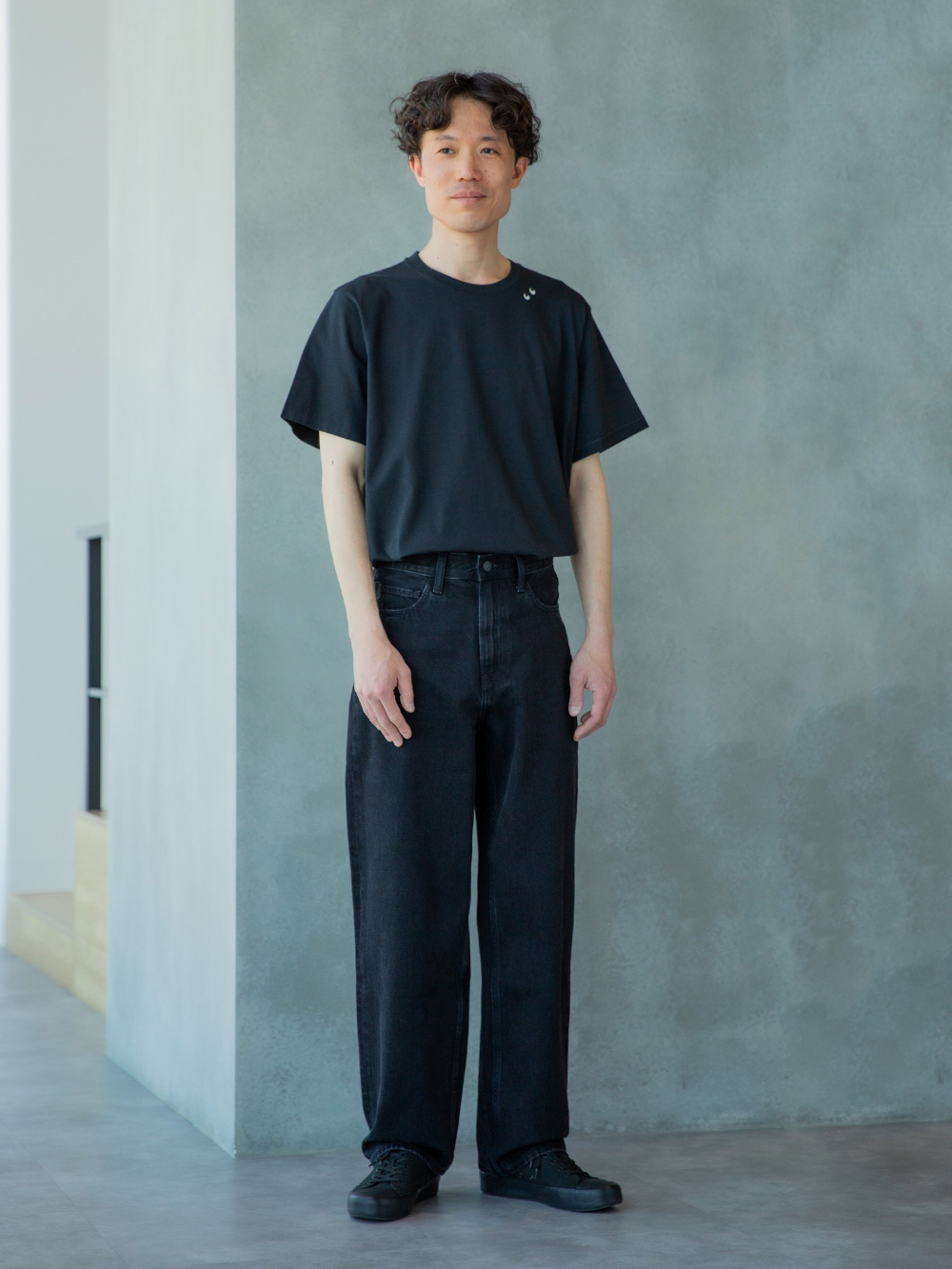 デニムジャケット、ワイドストレートジーンズ」の着用