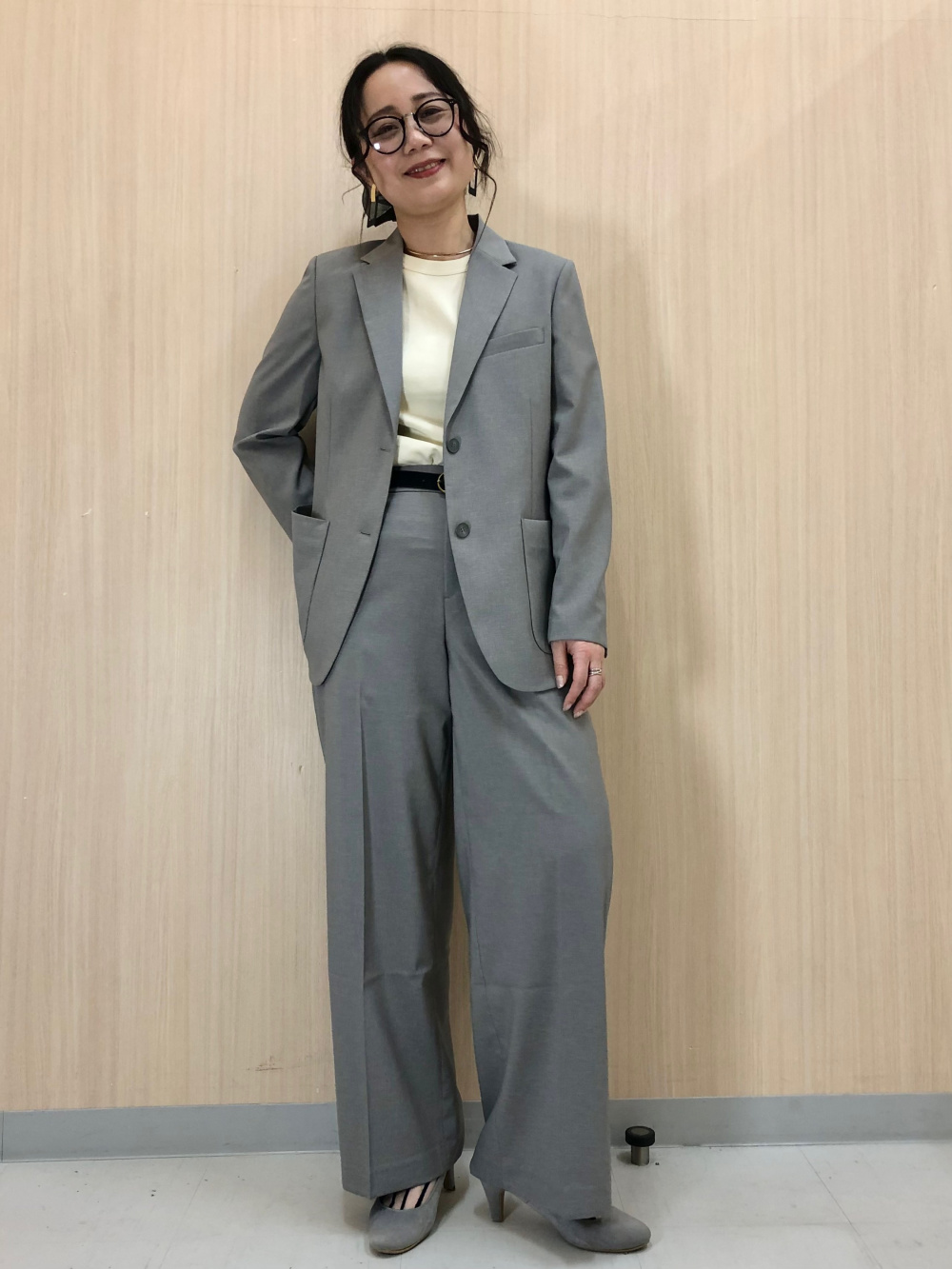 感動ジャケットリラックスフィット、感動ワイドパンツ」の着用