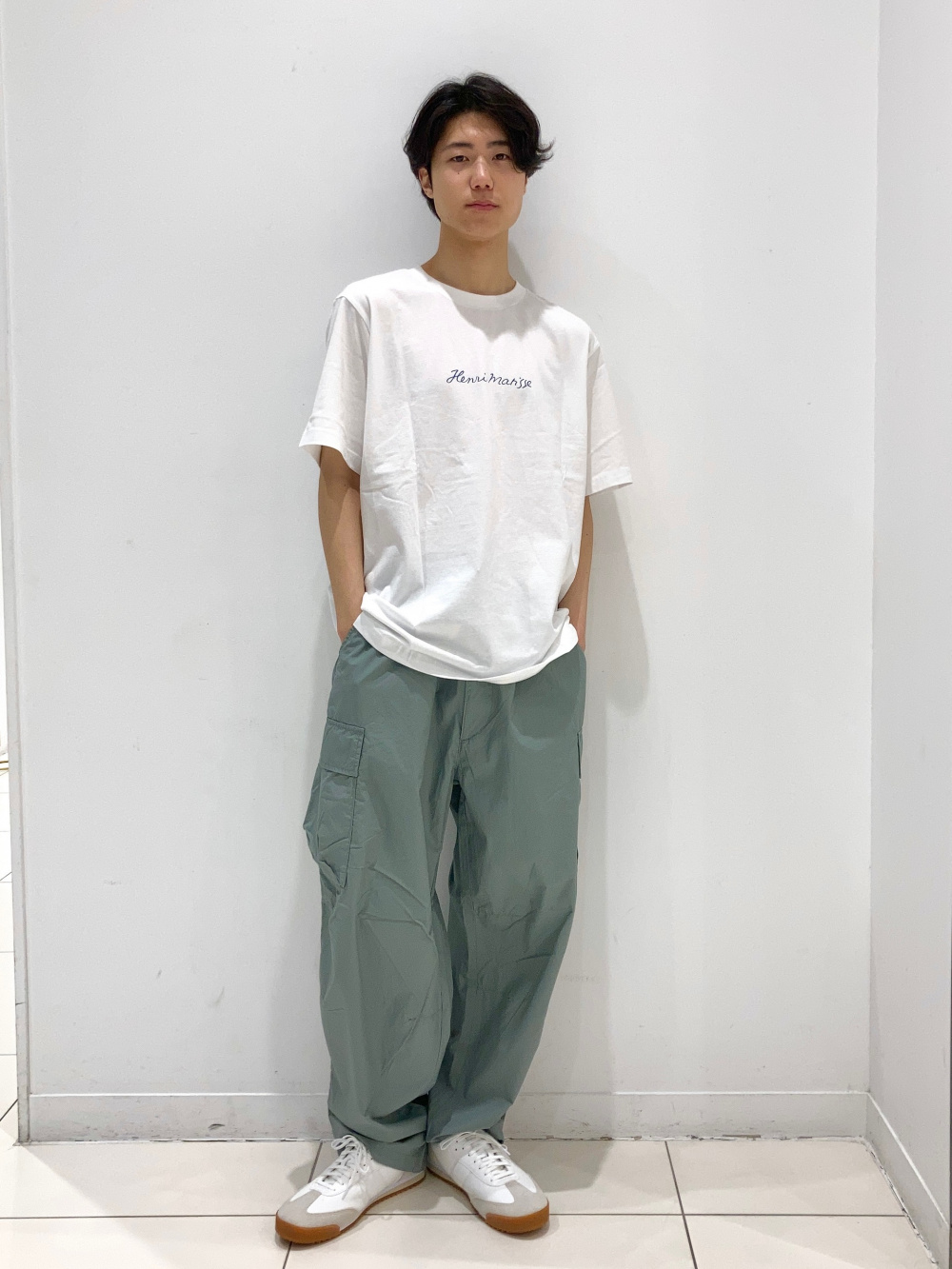 コットンショートブルゾン、ワイドフィットカーゴパンツ」の着用