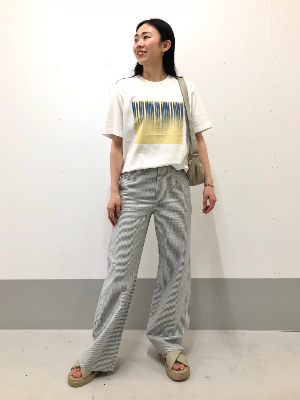 テート美術館 UT、コットンブレンドストレートパンツ」の着用