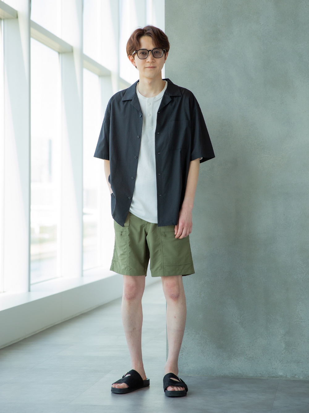 オープンカラーシャツ、ワイドチノパンツ」の着用コーディネート