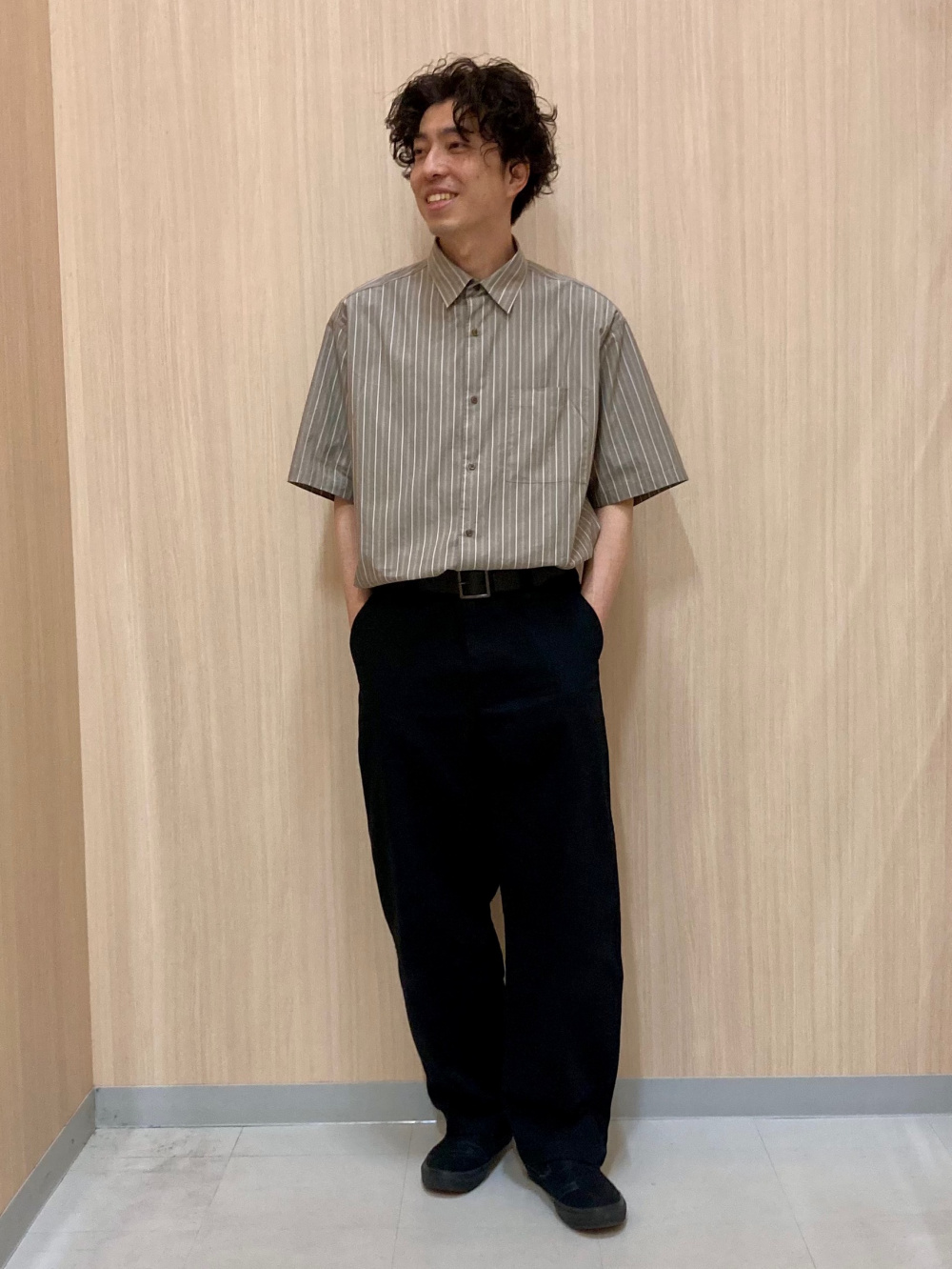 感動ジャケット、感動タックパンツ」の着用コーディネート